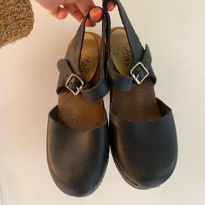 Lotta Highwood Dark Blue on Brown Base Clogs